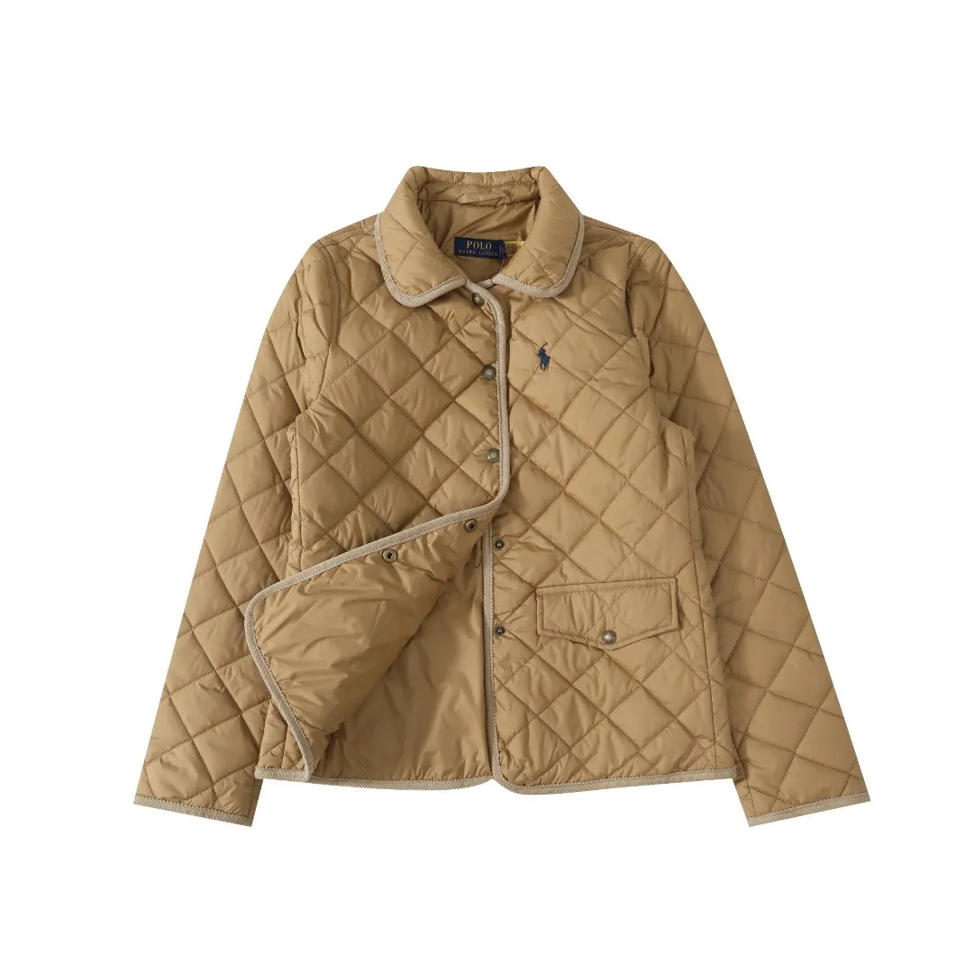 P350 #R53 Ralph Lauren Diamond Quilted Cotton Clothes Women's Tops Retro college style, classic diamond quilting, retro and warmth coexist. When delicate quilting stitches meet the three-dimensional diamond pattern, a warm cotton jacket with a college atmosphere. Exquisite details interpret autumn and winter textured outfits. 4-color versatile style, easy to control various occasions. Black classic｜Low-key high-end that never goes wrong Navy blue is calm | Quiet and intellectual temperament; Khaki is gentle | Creates a warm retro atmosphere; White is fresh | A touch of light halo in winter. Ingenuity is evident in the details, and the quality is at your fingertips. Customized metal buttons embellish the placket. Exquisite embroidery on the chest highlights the brand genes. 120g high-fill cotton is evenly filled. Commuting scene: Pair with straight trousers + loafers. Casual everyday: layered knitted skirt + short boots. College style: combination of jeans + canvas shoes. This winter, let the diamond pattern add elegance to you. Use a classic cotton coat to write your own retro fashion narrative. Color: Navy blue, black, white, khaki. Size: S M L XL. Bust: 107 111 115 119. Length: 65 66 67 68 Sleeve length: 64 64 64 64 Shoulder width: 42 43 44 45 S size: recommended within 100 catties M size: recommended within 120 catties L size: recommended within 140 catties XL size: recommended within 160 catties